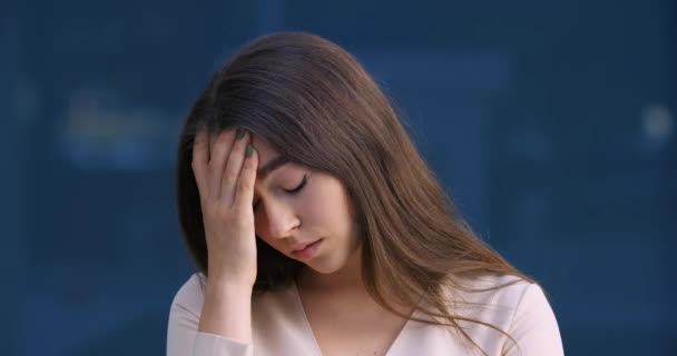 Porträtt av trött olycklig flicka student med sorgligt ansikte står utomhus känsla stress tryck håller kvinnligt huvud med händerna lider av huvudvärk migrän sjukdom symtom på coronavirus problem — Stockvideo