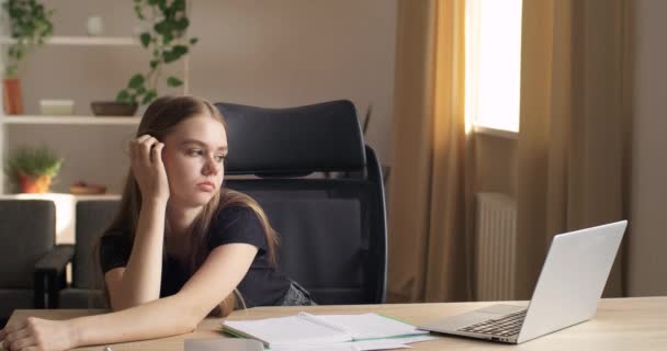 Mujer joven se sienta en la oficina se siente cansado de trabajo de papel se cierra se apaga portátil pone la cabeza en la mesa se duerme, estudiante agotada adolescente termina el estudio de la tarea a distancia duerme en el escritorio en casa — Vídeo de stock