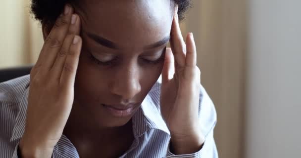 Close up retrato de frustrado deprimido jovem afro-americano sentir ansiedade estresse, preocupado cansado chateado mestiço senhora sofrer de sentir dor de cabeça mal-estar, menina aprende más notícias passando — Vídeo de Stock