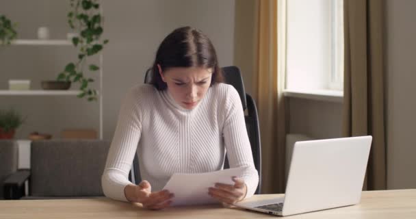 Primer plano la ira caucásica conmocionada mujer joven estresada recoge carta de correo de papel, lee malas noticias de divorcio, tiene problemas con las finanzas bancarias, recibe aviso de bancarrota, siente dolor irritación fracaso — Vídeos de Stock