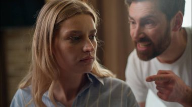 Aile, sabah yatak odasında boşanmayı tartışan beyaz bir çifti strese sokuyor. İlişki sorunları. Öfkeli koca bağırıyor.