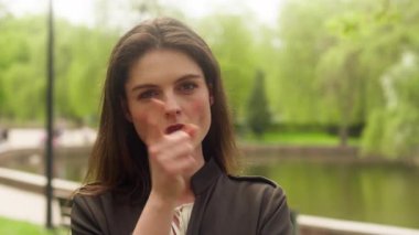 Kafkasyalı kadın el sallıyor. Yasak inkar yok diyor. Reddedilme, sahtekarlık cezasına çarptırılma, öfke, azarlama, kız kısıtlaması, olumsuz.