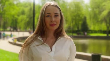 Başarılı beyaz Avrupalı kadın, jest desteği gösteriyor. Kadın iş kadını yönetici olarak işe alınıyor. İş parkı.