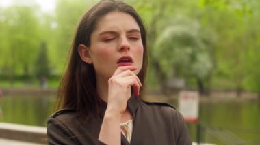 Düşünceli Kafkasyalı kadın kız park etme kararı düşünme çözümü düşünme fikri ilham veren iş kadını şaşkın beyin fırtınası şehir işini çözmeye kafa yoruyor.