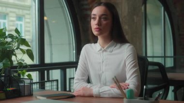 Ciddi düşünceli, kendine güvenen beyaz iş kadını kadın ofis şirketinde masada oturuyor düşünceli iş kadını, düşünceli iş kadını, yeni işe başlayan yönetici, başka yöne bakıyor.
