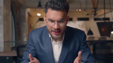 Sinirli, agresif iş adamı Hintli Arap iş adamı çatışma videosu tartışması, kaba iletişim, Hindu adam tartışan şirketin CEO 'su ofisteki uzak konferansta bağırarak konuşuyor.