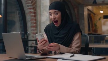 Mutlu iş kadını tesettürlü. Heyecanlı iş kadını kazandı. Mobil uygulama başarılı oldu. İnternette zafer kazandı.