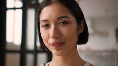 Mutlu Kafkasyalı Latin kadın İspanyol bayan neşeli pozitif duygu ifadesi ev sahibi kadın ev sahibi ev kredisi kameraya bakıp gülüyor sağlıklı dişli gülümseme yakın çekim güzelliği