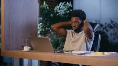 Stresli iş adamı, Afrikalı Amerikalı iş adamı, son teslim tarihine kadar zor bir iş bilgisayarı sorunu üzerinde çalışıyor, sorun hatası, bilgisayarın fazla mesai yapması,