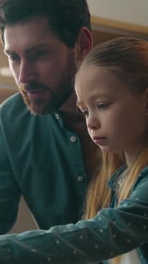 Evde mutfaktaki aile, kafası karışmış küçük kız çocuğuna, liseli kız çocuğuna, e-öğrenim dersine, zor işe ev ödevi yazmada yardıma, babadan yardım istemeye odaklanıyor.