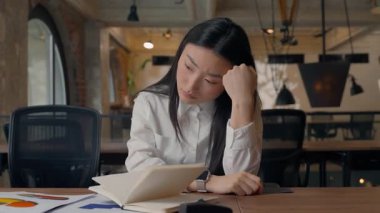 Gergin Asyalı iş kadını. Ofisteki Koreli kadın. Üzgün, bitkin, sıkıcı iş kadını.