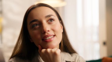 Hayalperest Kafkasyalı kadın evine uzaklaşıyor... rahat bir dairede gülümseyen bayan kızın keyfini çıkarıyor... düşüncelere dalıp planlar yapıyor... düşüncelere dalıp mutlu rüyalar görüyor.