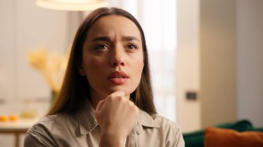 Düşünceli, düşünceli, endişeli, düşünceli kadın, beyaz kadın, bayan kız, ev sahibi, çözüm düşünen, kararsız, kararsız, kapalı bir daireyi planlamaktan şüphe duyan, kafası karışık bir tablo.