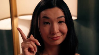 Yetişkin, düşünceli, Asyalı, kuşkulu, Koreli, Çinli, zarif bir kadının lüks ev odasında bir fikir ürettiğini düşün.