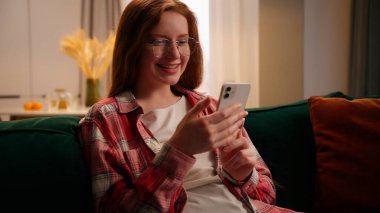 Mutlu, mutlu, gülen, beyaz, kadın, kullanıcı, alet bağımlısı, online uygulama, akıllı telefon, sosyal medya sohbet iletişimi kullanan.