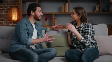 Kafkasyalı çift evde duygusal konuşuyor. Karısıyla harika haberler paylaşıyor. İki kişi çok ırklı sevgilisiyle konuşuyor.