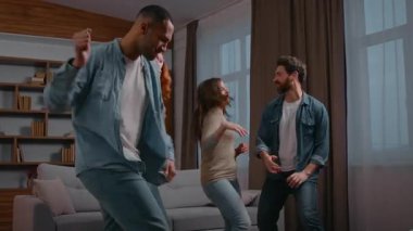 Etnik çeşitlilikte dört çok ırklı arkadaş. Ev partisinde dans eden insanlar. Çok ırklı erkekler.