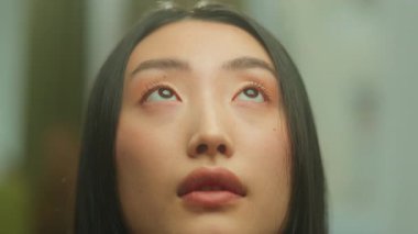 Kapatın Asyalı kadını ve düşünün ilham verici hayaller kuran Koreli Çinli kız. Dalgın rüya gören kadın. Din dua edin.