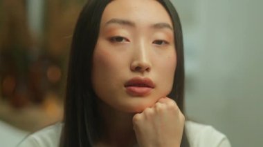 Fotoğraf makinesine bakan Asyalı kadın üzgün migren baş ağrısı endişeli Koreli kız üzgün Çinli kadın bıkkın yorgun yorgun yorgun, keyifsiz, keyifsiz, uykusuz