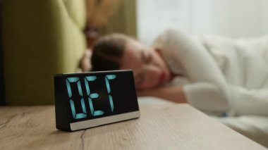 Kafkasyalı üzgün kadın sabahın köründe çalar saatle uyandı. Cihazlı kız, rahat bir yatakta uykusuzluk hastalığında uykusuzluktan uyanıyor. Yatak odasındaki gürültüden rahatsız olmuş düşük enerjiyle uyuyor.