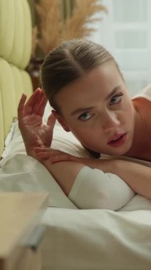 Sabahın köründe uyanan Kafkasyalı kadın masada saklanan çalar saat uyumaya devam ediyor. Uykudan uyanan kız, yatağında yüksek sesten memnun olmayan ve geç saatlere kadar uyuyan bir kadın.