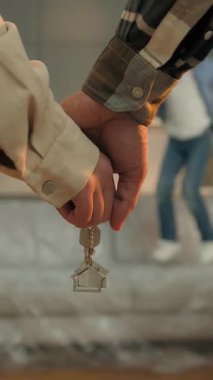 Kollarınızı kapayın, yeni kiracının anahtarlarını tutun, ev çocuğu atlıyor, neşe içinde, Afrikalı, Amerikalı, ebeveyn, kadın, ev kredisi, ev kredisi, ev kredisi sigortası.