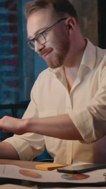 Neşeli Kafkasyalı iş adamı bilgisayar işini bitirdi. Dansı bitirdi. Ofisten çıkıyor. Gece yarısı iş adamı iyi iş başarısını kutluyor.