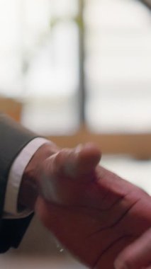 İki başarılı iş adamının el sıkışması iş yeri anlaşması anlaşmaları çok ırklı çeşitlilik erkek işverenler ortaklar ortaklık takım çalışması şirket kredi sigortasına hoş geldiniz