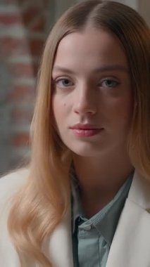 Kafkasyalı kendine güvenen iş kadını ofis içinde uzman ajan müdürü resmi sakin ciddi iş kadını kurumsal işyerinde çalışan kameraman bayan kıza bakıyor.