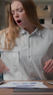 Kafkasyalı iş kadını dizüstü bilgisayarla çalışmaya odaklanmış ve belgelenmiş iş kadını kadın masadaki kadın aniden boyun ağrısı, osteokondroz ve böbrek ağrısı belirtileri gösteriyor.