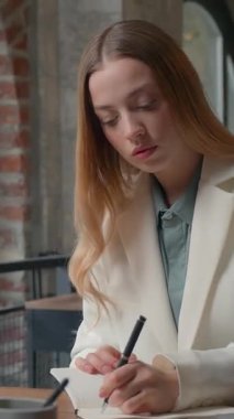 Beyaz iş kadını ofiste notlar yazıyor. İnternetten iş kadını arıyor. Sanal Sanal Müzakere Konferansı.