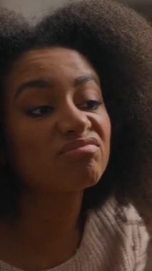 Üzgün, sinirli, stresli, Afro-Amerikalı kadın, aynanın yansımasına bakan, yüzüne dokunan, cilt rengi, kırışıklıkları, iğrenç, yaşlanan yüz derisi kavramı.