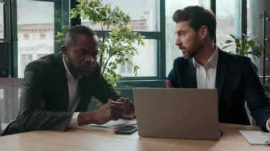 Çok uluslu iş adamlarıyla iş birliği. Afrika kökenli beyaz iş adamları. Takım çalışanları. Ekip çalışanları.