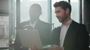 Neşeli, çoklu etnik çeşitliliğe sahip, dizüstü bilgisayarlı, pozitif meslektaşları olan iş adamları. Ofiste bilgisayarlı iki adam. Kafkasyalı yönetici, Afrika kökenli, Amerikalı, güneş ışığı alan bir yatırımcı.