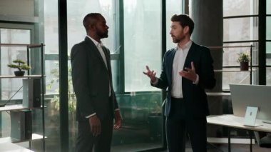 İki ciddi çok ırklı iş adamı ofis şirketinde iş adamları çok ırklı iş ortaklarıyla görüşüyor iş anlaşmasını Kafkasyalı Afrikalı Afrikalı Amerikalı işverenler pazarlığı konuşuyor