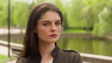 Kafkasyalı kadın kafasını sallıyor, suçlamayı reddediyor, yüz ifadesini tiksindiriyor, hayal kırıklığına uğruyor, reddediliyor, sahtekarlığı reddediyor, kameraya bakan sinirli bir kadın.