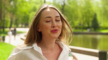 Mutlu, Avrupalı, Avrupalı, kadın, iş kadını. Açık hava parkından hoşlanıyor. Fotoğraf makinesine bakıyor, gülümsüyor, duygu sömürüsü yapıyor.