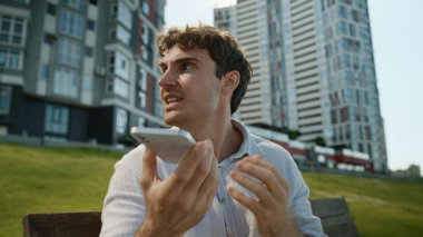 Cep telefonundan konuşan kızgın Kafkasyalı adam çığlık patron yönetmen kavgası öfkeli iş adamı sinirli agresif telefon şehirli adam dışarıda iş adamı bağırıyor