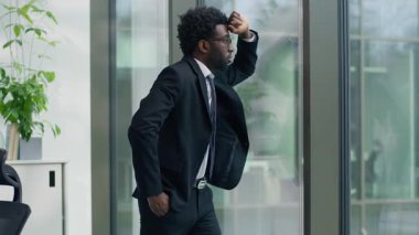 Afro-Amerikalı, iflastan endişelenen iş adamını üzdü. Kötü iş, pencere işadamının bitkin düşmesine yol açtı.