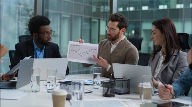 Çok ırklı iş adamları takım çalışması Afro-Amerikan ve Kafkas erkek kadın işadamları grafik çizelgesini sunuyor istatistik ortakları çeşitli meslektaşlarını tartışıyor