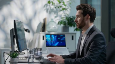 Bilgisayar başında çalışan mutlu Kafkasyalı yetişkin adam iyi haber okuyor zafer kazanan erkek çalışan adam iş adamı neşeli iş adamı başarılı ofis çalışanı kazandı yönetici kazandı