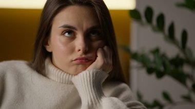 Yüzü kapatın. Düşünceli, kafası karışık, beyaz iş kadını. Düşünen bir kadın. Düşünen bir kadın.