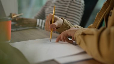 Tanımlanamayan gayri resmi iş görüşmelerini kapatın masa başı erkek çalışma sürecinde dizüstü bilgisayarı olan Afrikalı bir kadınla notlar yazın Arap işadamı çok ırklı takım çalışması imzalayın.