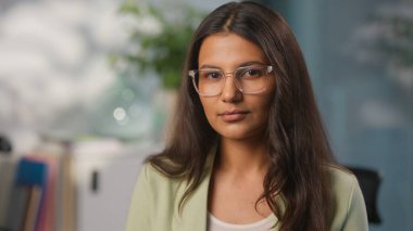 Ciddi, sakin, kendine güvenen Hintli bir iş kadını Arap kadın iş kadını pozu veriyor. İş kadını, pazarlama müdürü Hindu bayan, kameraya bakıyor.