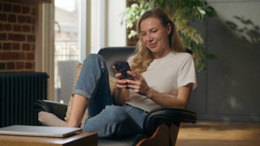 Neşeli, mutlu, beyaz iş kadını cep telefonu uygulaması mesaj atıyor. İnternette iş kadını sohbet ediyor. El ele tutuşan, akıllı telefon cihazı sipariş ediyor.