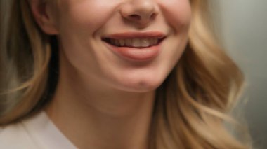 Güzellik abidesi, beyaz kadın ruj sürüyor, makyajını yapıyor. Makyaj yapıyor. Kozmetik, mutlu, genç bir bayan model.