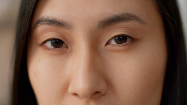 Gülümseyen mutlu kadın gözlerini kapat Asyalı iş kadını müşterisi neşeli kız Japon iş kadını kameraya bakıyor iyi görüş lensleri görüşü lazer ameliyat göz doktoru