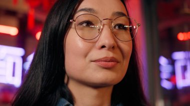 Sakin sakin Asyalı iş kadını kız turist Koreli iş kadını şehir ışıklarında seyahat ederken hava soluyarak nefes alıyor. Çince yazılmış erişte. Çeviri: erişte.