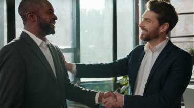 İki gülen dost canlısı, çok ırklı iş adamı iş adamı başarılı bir şekilde Beyaz Saray 'da tokalaşan ve afro-amerikan işçi işbirliğine hoş geldiniz diyen adam.