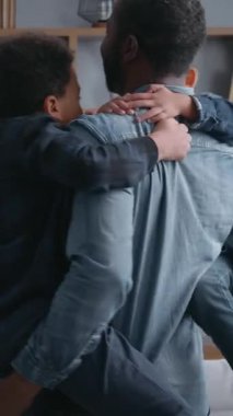 Mutlu Afro-Amerikan aile babası kucağında iki oğlan çocuğu neşe dolu baba çocuklarla oynaşıyor çocuklar evde dans ediyor neşe içinde eğleniyor